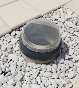 Tête d'un puits de lumière encastré dans le revêtement du toit