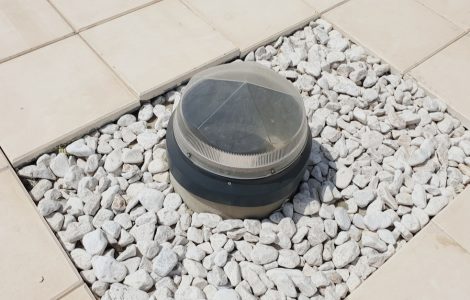 Tête d'un puits de lumière encastré dans le revêtement du toit