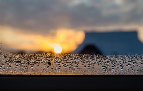 Des goutellettes d'eau qui s'accumulent sur le coin d'une fenêtre vitrée