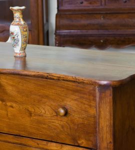 Un vase posé sur un meuble ancien en bois
