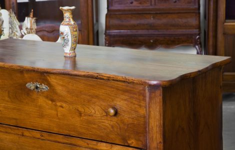 Un vase posé sur un meuble ancien en bois