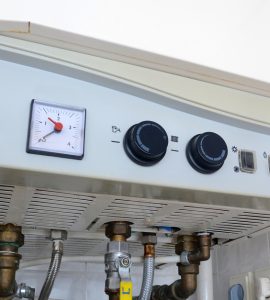 Zoom sur le chauffe-eau domestique et ses branchements