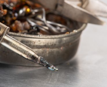 Gros plan sur la tête d'un fer à souder