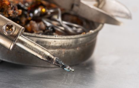 Gros plan sur la tête d'un fer à souder