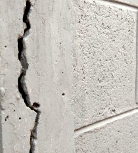Un mur en parpaing fissuré