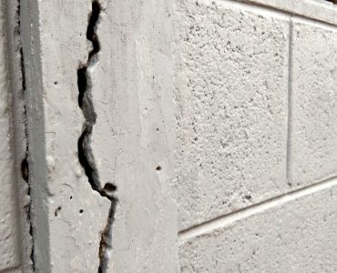 Un mur en parpaing fissuré