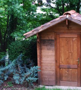 Un abri de jardin en bois dans le jardin