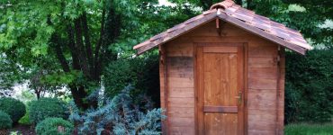 Un abri de jardin en bois dans le jardin