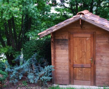 Un abri de jardin en bois dans le jardin
