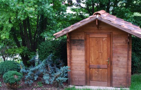Un abri de jardin en bois dans le jardin
