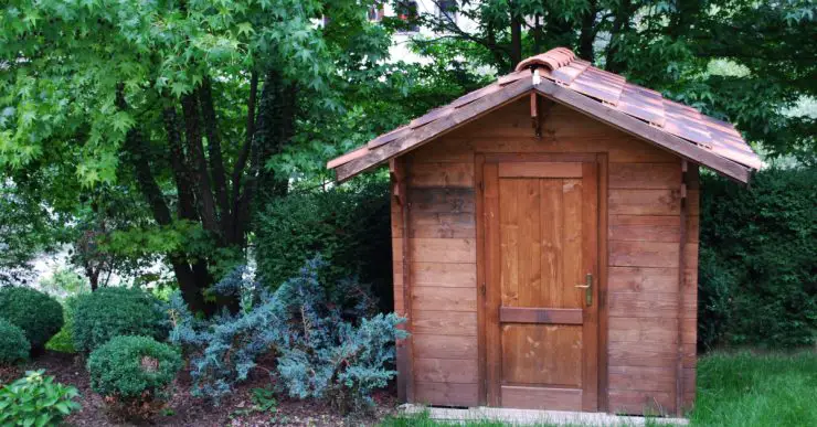 Un abri de jardin en bois dans le jardin