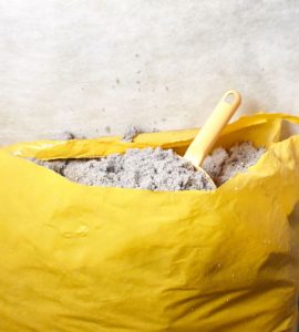 Un sac jaune rempli d'un isolant écologique