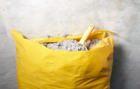 Un sac jaune rempli d'un isolant écologique