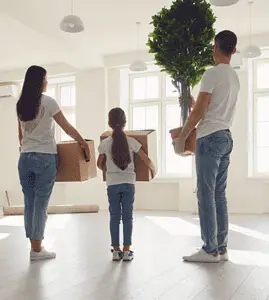 Un jeune couple avec un enfant arrivant dans un appartement vide