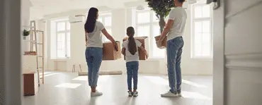 Un jeune couple avec un enfant arrivant dans un appartement vide