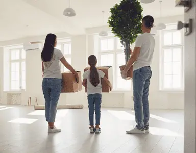 Un jeune couple avec un enfant arrivant dans un appartement vide