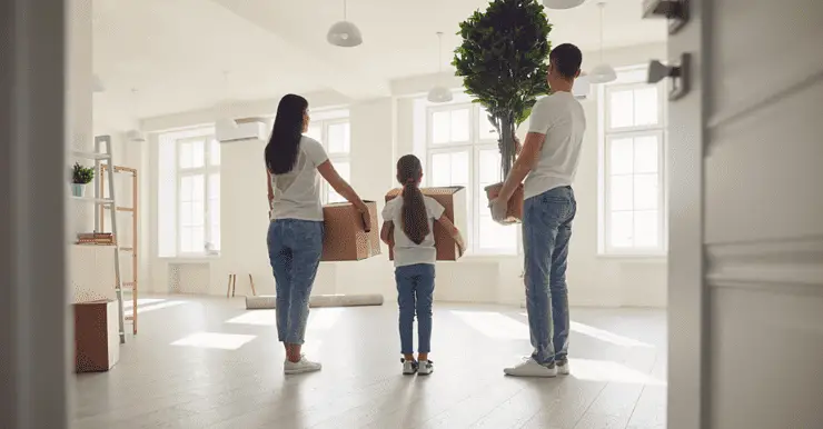 Un jeune couple avec un enfant arrivant dans un appartement vide