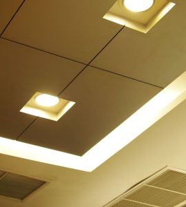 Vue sur les spots encastrés dans le plafond d’une grande salle