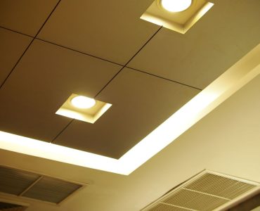 Vue sur les spots encastrés dans le plafond d’une grande salle