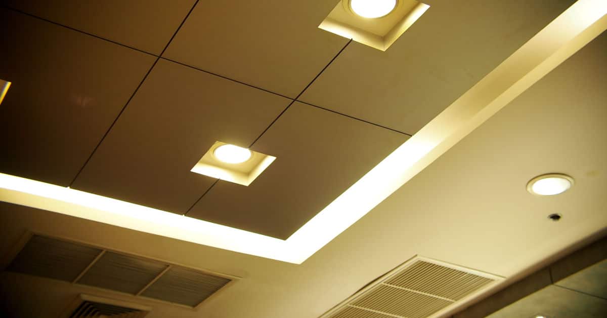Vue sur les spots encastrés dans le plafond d’une grande salle