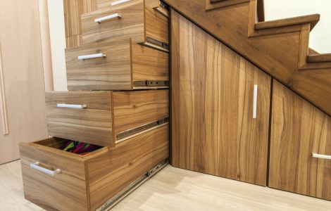 Des tiroirs de rangement sous les escaliers en bois