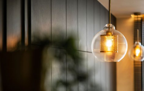 Suspensions avec ampoules en verre allumées