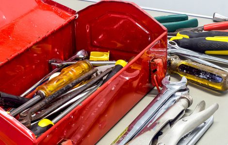 Une boîte à outils rouge remplie de clés et de tournevis