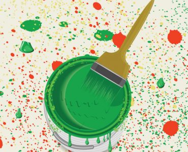 Pinceau dans un pot de peinture verte