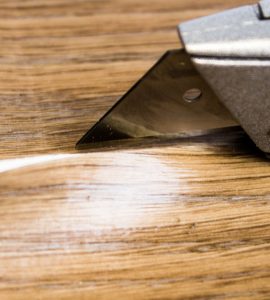 Gros plan sur un cutter coupant du linoleum