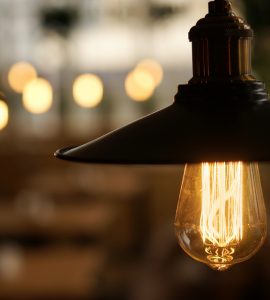 Zoom sur l'ampoule allumée d'une suspension noire