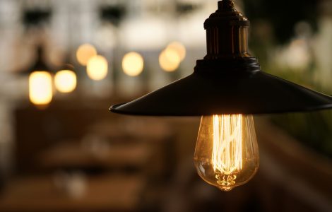 Zoom sur l'ampoule allumée d'une suspension noire