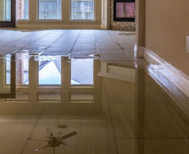 Grosse flaque d'eau sur le sol d'une pièce vide