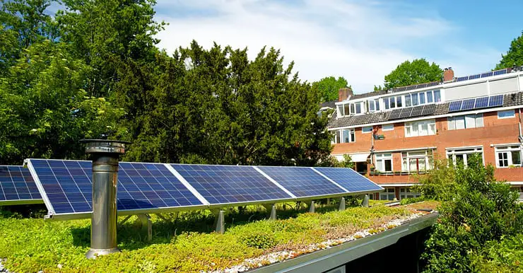 Vue sur une toiture végétalisée avec des panneaux solaires