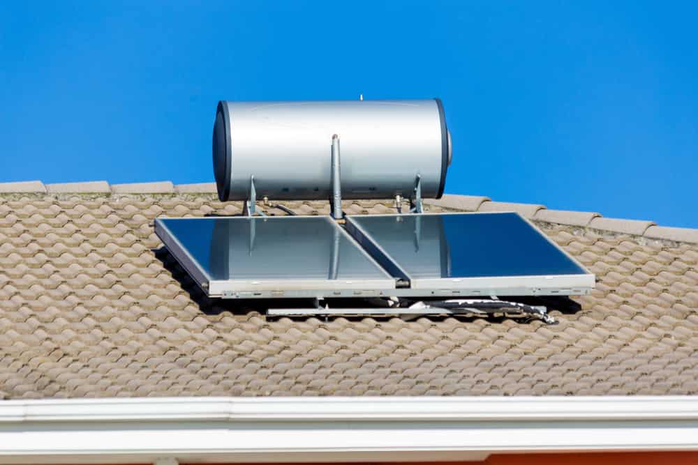 Avec ce système, c'est directement le soleil qui se charge de chauffer votre eau sanitaire. Ici le modèle est un monobloc, le ballon est directement installé près des panneaux solaires