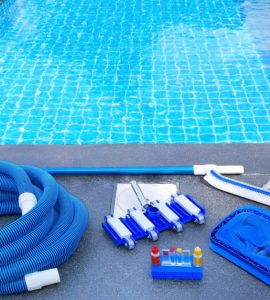 Les équipements de nettoyage de la piscine posés au bord de la piscine