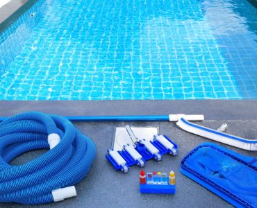 Les équipements de nettoyage de la piscine posés au bord de la piscine