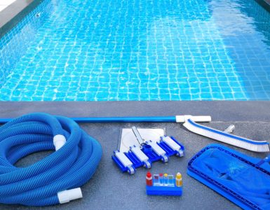Les équipements de nettoyage de la piscine posés au bord de la piscine