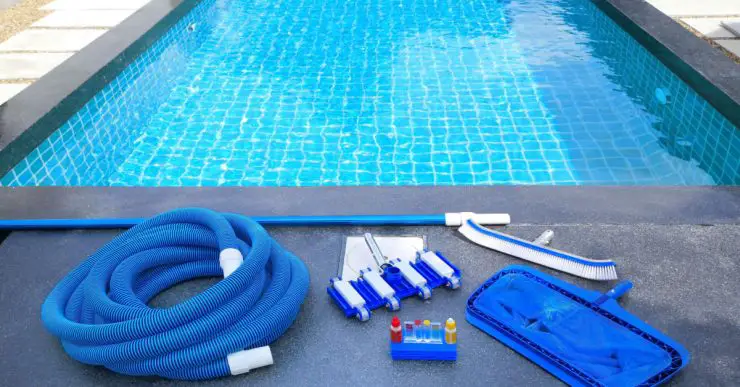 Les équipements de nettoyage de la piscine posés au bord de la piscine