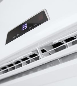 Gros plan sur un climatiseur installé sur un mur