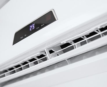 Gros plan sur un climatiseur installé sur un mur