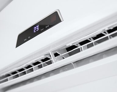 Gros plan sur un climatiseur installé sur un mur