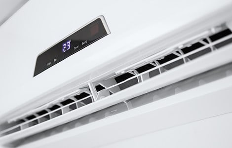 Gros plan sur un climatiseur installé sur un mur