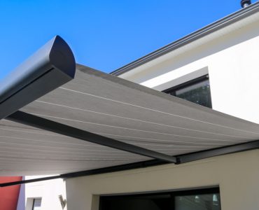 Focus sur le store banne électrique d’une maison