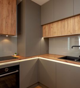 Cuisine moderne avec des meubles couleur bois et grise