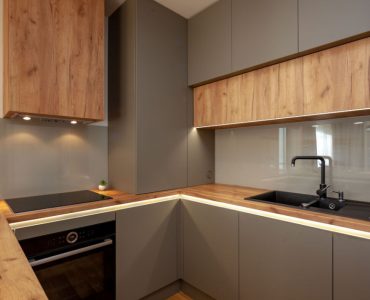 Cuisine moderne avec des meubles couleur bois et grise