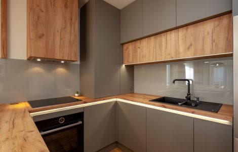 Cuisine moderne avec des meubles couleur bois et grise