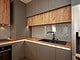 Cuisine moderne avec des meubles couleur bois et grise