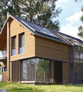 Une maison moderne en bois avec des baies vitrées dans la forêt