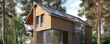Une maison moderne en bois avec des baies vitrées dans la forêt