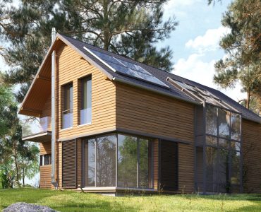 Une maison moderne en bois avec des baies vitrées dans la forêt